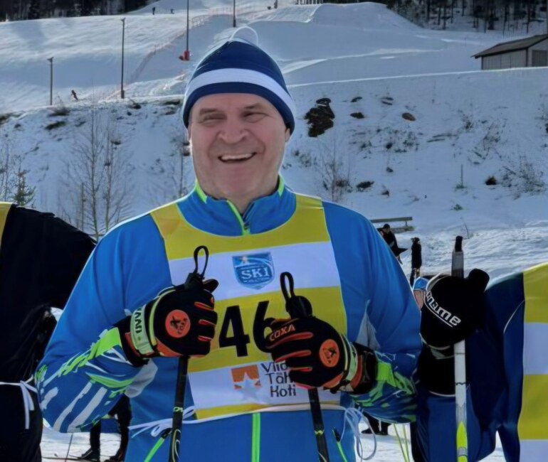 Jyrki Niva hiihtämässä sydämen hoidon jälkeen.
